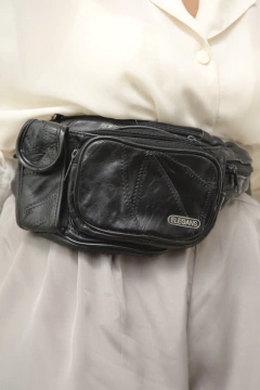 Pochete preta recortes bolsos couro