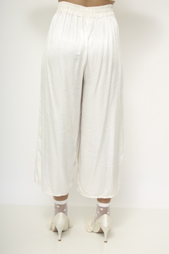 Calça pantacourt off white acetinada - loja online