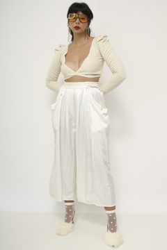 Calça pantacourt off white acetinada