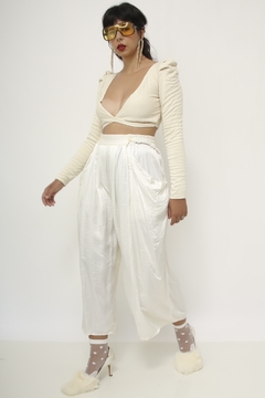 Calça pantacourt off white acetinada