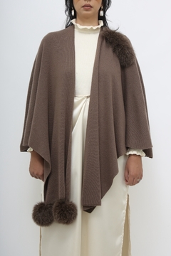 Poncho marrom pompom pelucia na internet