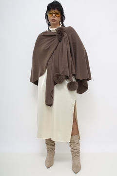 Poncho marrom pompom pelucia