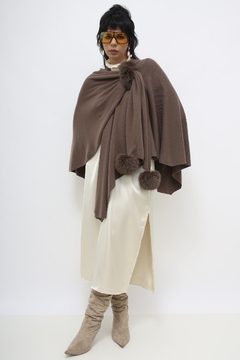 Poncho marrom pompom pelucia - loja online