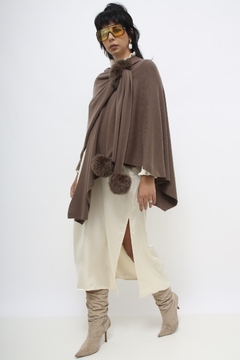 Poncho marrom pompom pelucia - Capichó Brechó