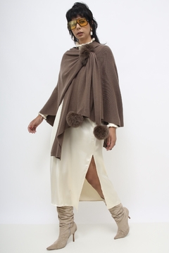 Poncho marrom pompom pelucia na internet