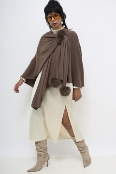 Imagem do Poncho marrom pompom pelucia