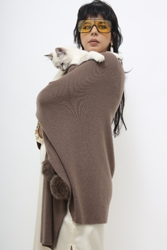 Poncho marrom pompom pelucia - loja online