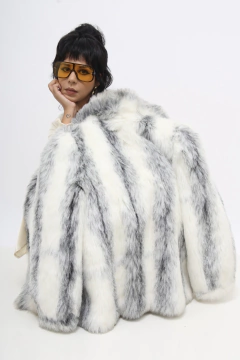 Casaco branco pelo vintage forrado na internet