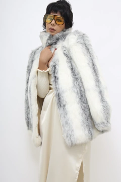 Casaco branco pelo vintage forrado na internet