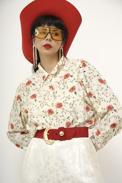 Camisa creme flores vermelha vintage - Capichó Brechó