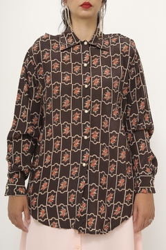 Camisa marrom flores vermelha na internet