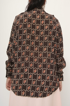 Camisa marrom flores vermelha