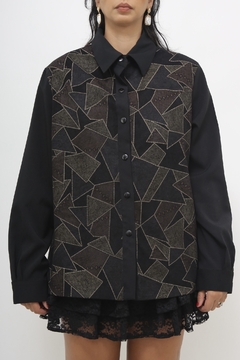 Camisa preta recortes frente - comprar online