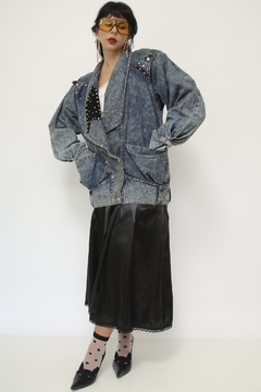Jaqueta jeans recorte em couro rebite