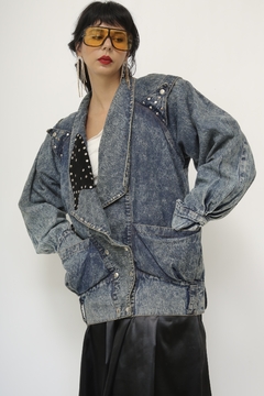 Jaqueta jeans recorte em couro rebite