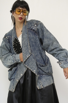 Jaqueta jeans recorte em couro rebite na internet