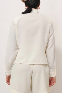Camisa off white cropped bordada estrelas - Capichó Brechó