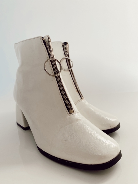 Bota branca Verniz ziper semi nova 36