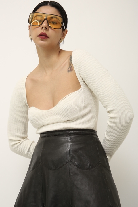 Blusa malha off white recorte quadrado
