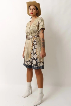 Imagem do vestido bege barrado floral decote