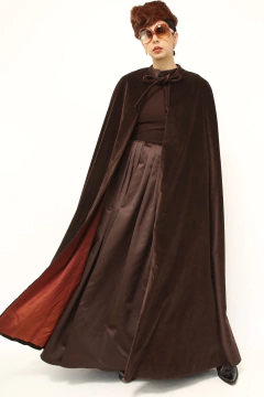 Capa marrom veludo forro vermelho