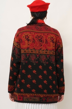 Pulover acrilico preto estampa vermelho mostarda - comprar online