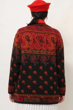 Pulover acrilico preto estampa vermelho mostarda - comprar online