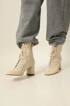 Bota couro Zara off white cadarco - comprar online