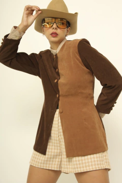 Blazer bicolor caramelo e marrom na internet