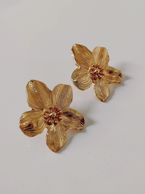 Brinco flor metal dourado