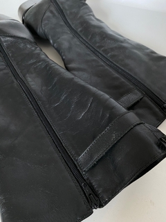 Bota couro cano longo preta 38 - Capichó Brechó