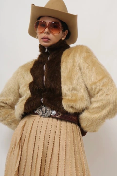 jaqueta cropped pelucia marrom gola alta