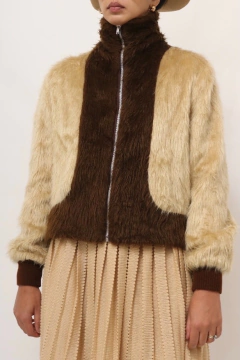 jaqueta cropped pelucia marrom gola alta - comprar online