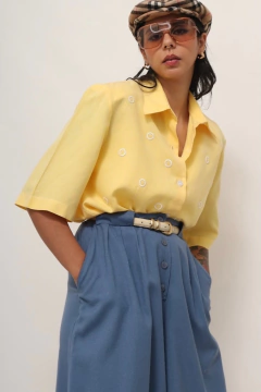 camisa amarela vintage detalhes off