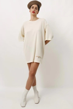 Blusa malha fria creme detalhe bordado
