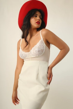 saia curta creme cintura alta alfaiataria - Capichó Brechó