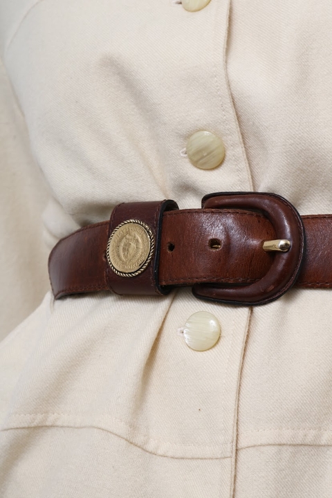 cinto marrom couro detalhe dourado