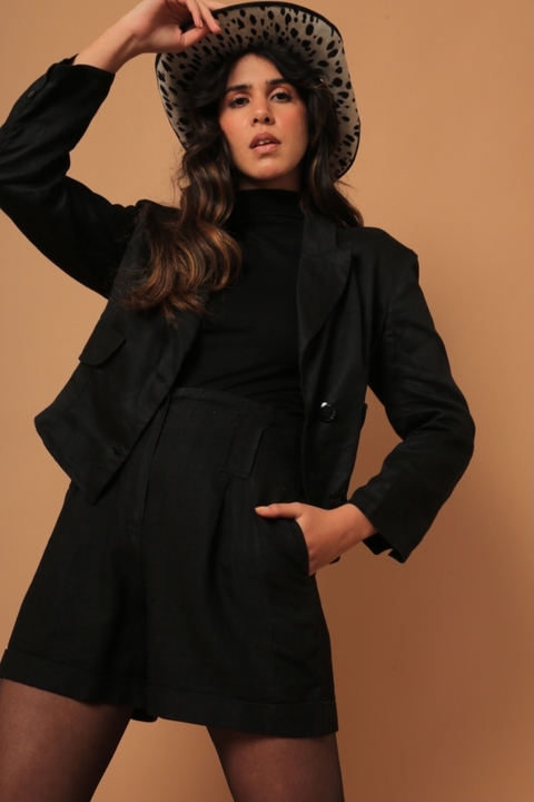 conjunto linho preto Shorts + blazer cropped