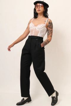 Calça preta cintura alta pespectiva LÃ - comprar online