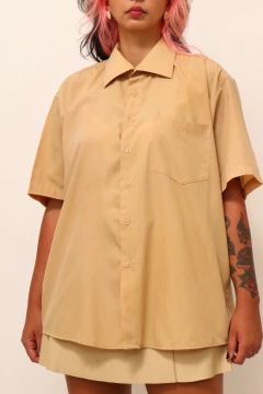 Camisa bege manga curta (American Vegas) na internet