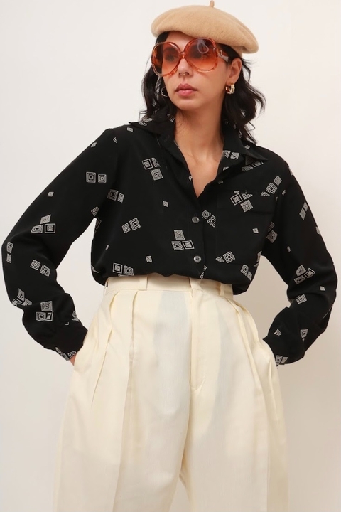camisa preta manga bufante estampas