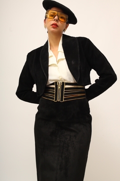 Jaqueta cropped couro camurça