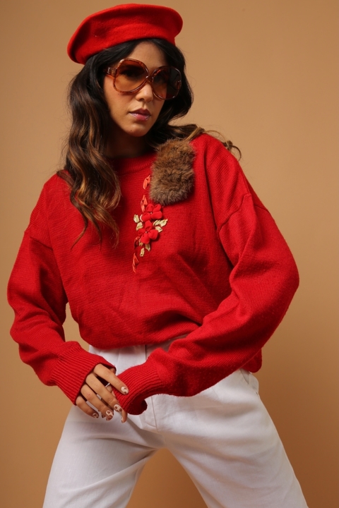 Pulôver vermelho bordado pelo frente