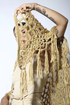 Imagem do Xale triangular franja tricot grosso bege