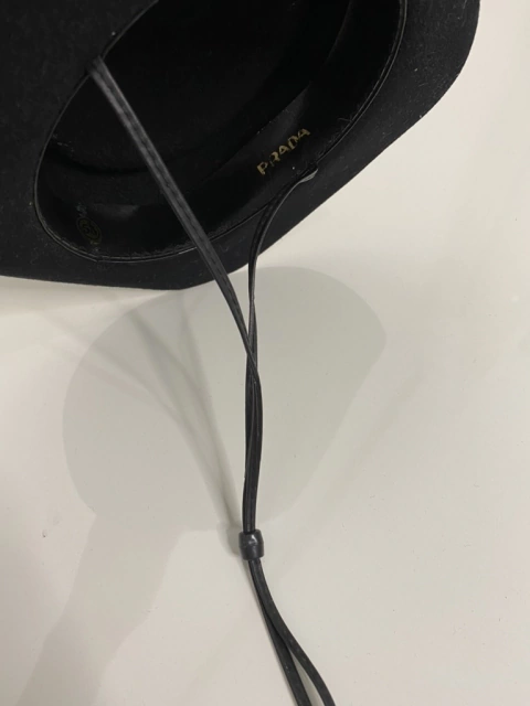 Chapéu PRADA PRETO original puxador couro 