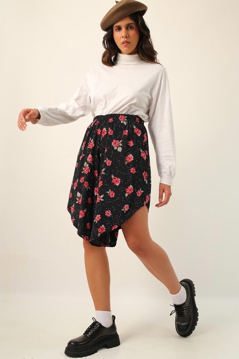 Shorts floral preto corte irregular