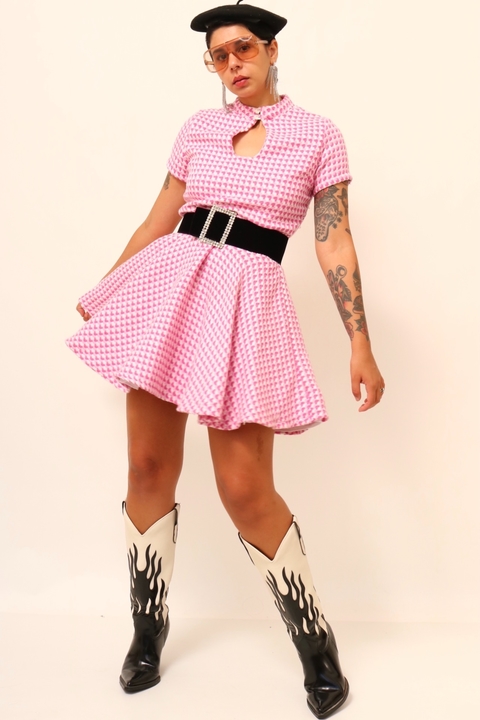 Vestido rosa curto detalhe recote frente