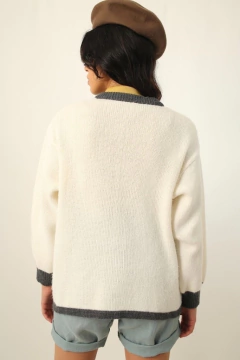Imagem do Cardigan off com cinza flores vintage
