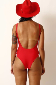 maiô vermelho listras branca na internet