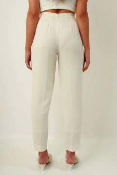 Calça branca cintura mega alta vintage na internet